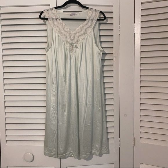 Vanity Fair Size Medium 80s Light Green Lace Dainty Modest Mini Night Gown - Picture 1 of 7